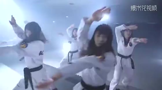 As soon as Bboom music comes out, Taekwondo students jump out of a new height