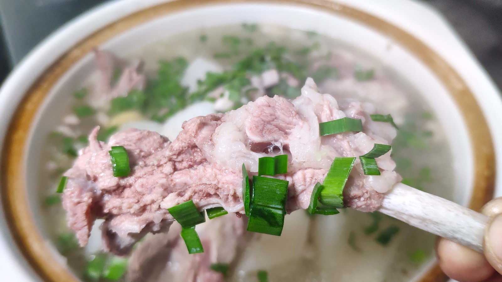Lao Liu bought 4 jin lamb chop dinner party, made a big pot of lamb chop soup, friends bowls after bowls can not stop.