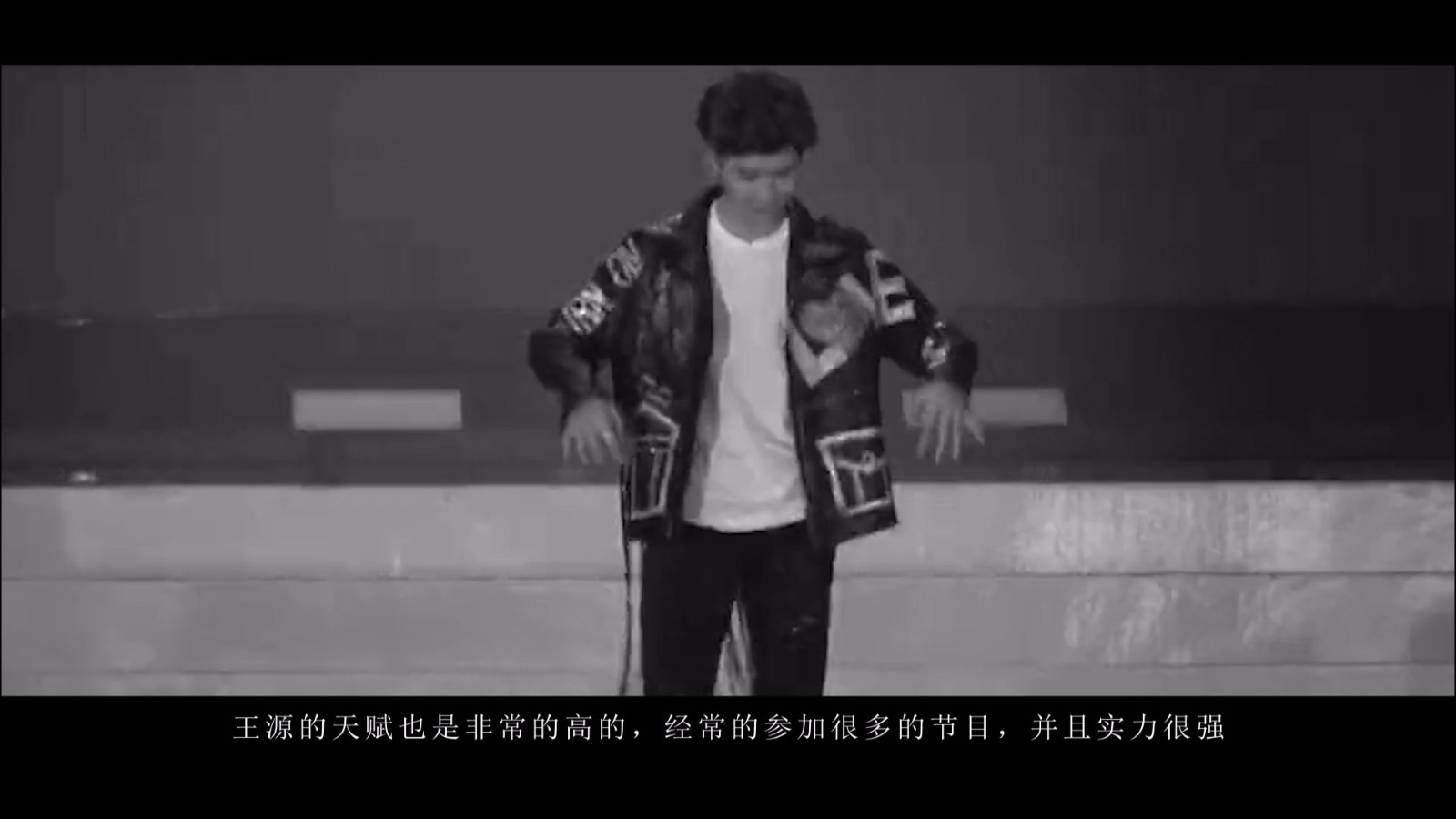 Occasionally, Wang Yuan filmed in the street. His real height was exposed. Netizens: The idol's figure was shattered! 