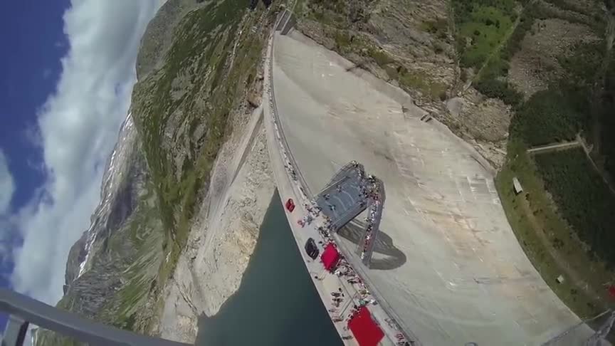 Man challenged the dam crane to bungee jump. The height was frightening. I admire it.