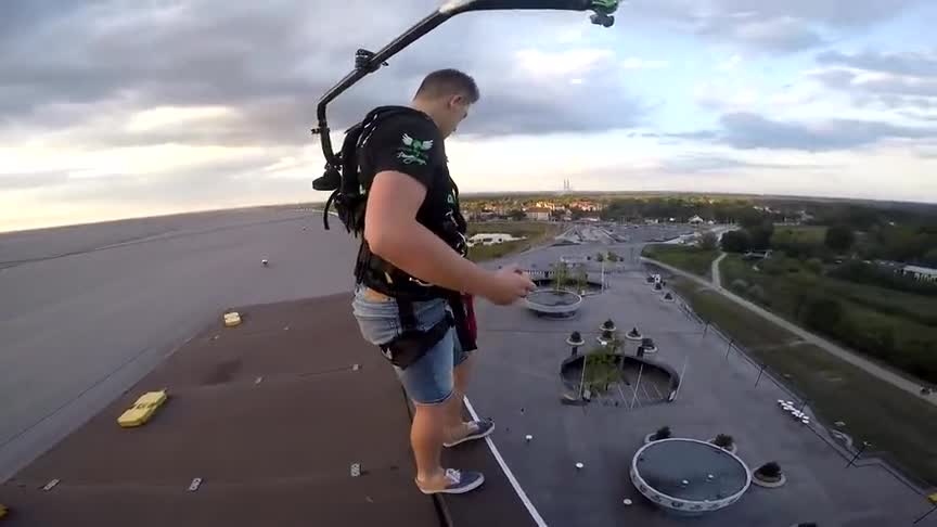 Men's bungee jumping, playing with eggs at high altitude, is really a new way to play