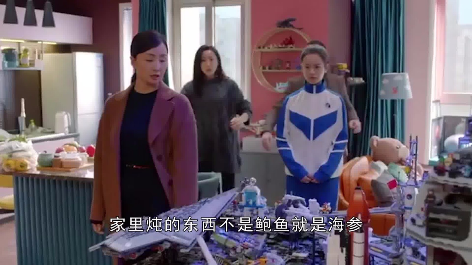 "Little Joy" tells you that education is not worth talking about when you have no money. Qiao Yingzi's clothes are scraped: you can't leave!