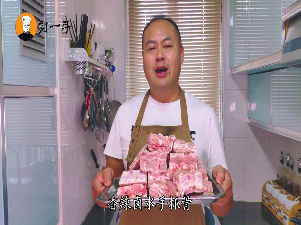 Lao Liu makes 6 Jin pork bones, eats meat with his hands, and drinks with small wine. He is addicted to it.