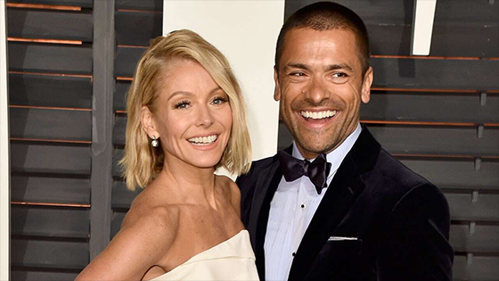 Kelly Ripa shares nude selfie with husband Mark Consuelos on Instagram
