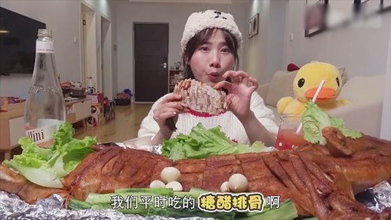 Chinese Eating Net Red Mi Zi Jun - Crispy roast suckling pig eating video