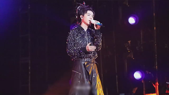 TFBOYS Karry Wang Junkai concert 2019 with rap style cloth and hairstyle