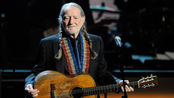 Willie Nelson says he stops smoking due to his lungs and breathing issue